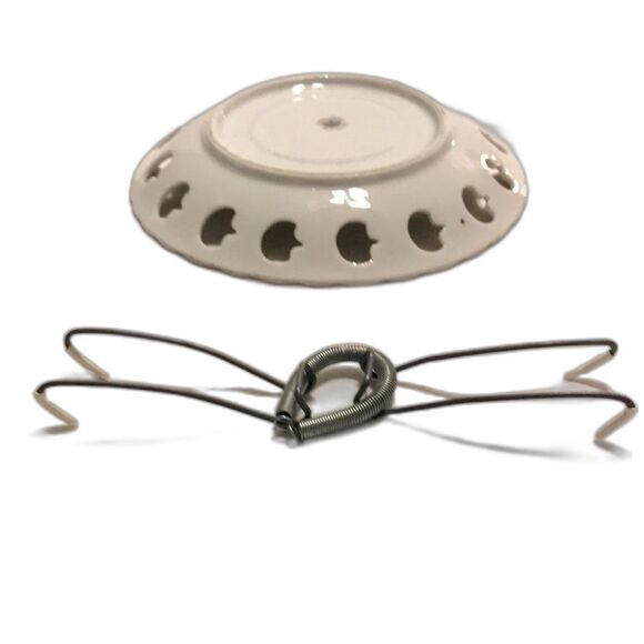 Vintage Lefton Red Rose Hand Painted Floral 5.75" Latticed Plate with Hanger - Picture 6 of 6